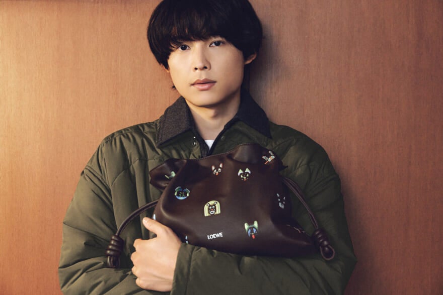 ロエベの2025年秋冬の新作バッグ「フラメンコクラッチ」を持つSixTONESの松村北斗さん