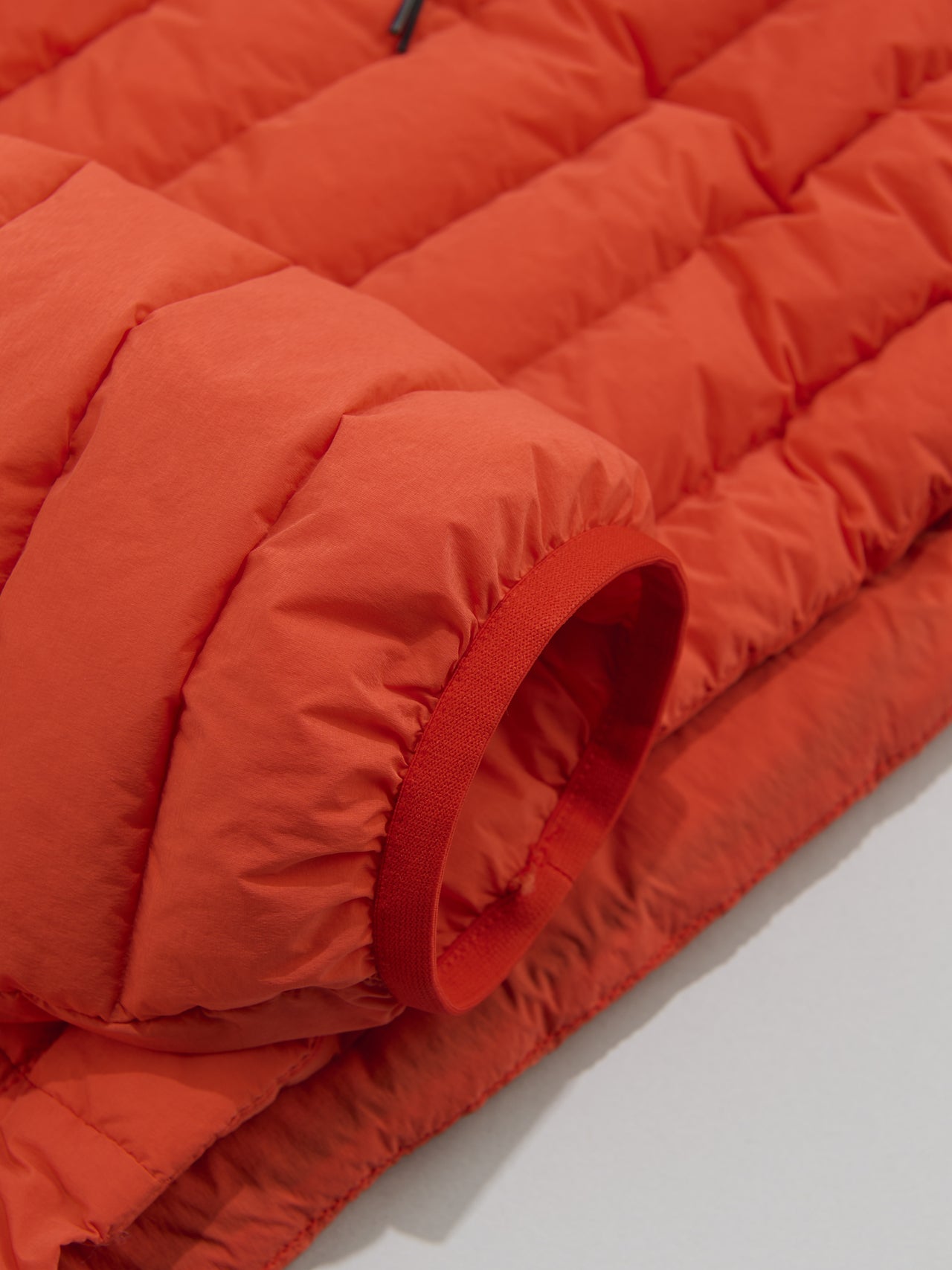 ストーンアイランド 4100022 SEAMLESS TUNNEL NYLON DOWN-TC 袖