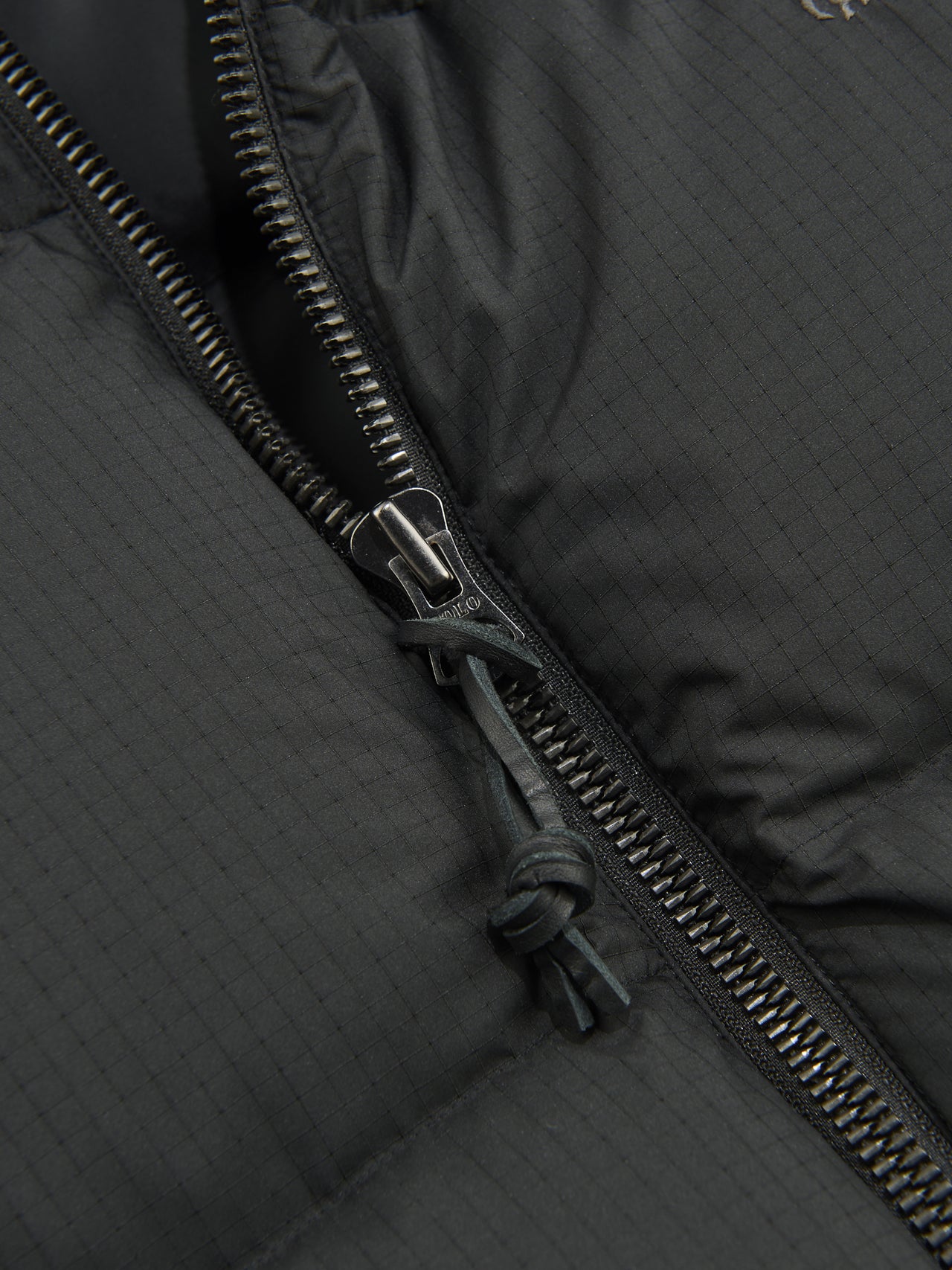 「ポロ ラルフ ローレン」で買うべき最強ダウン/テクスチャード リップストップ ダウン ジャケットのフロントジップ