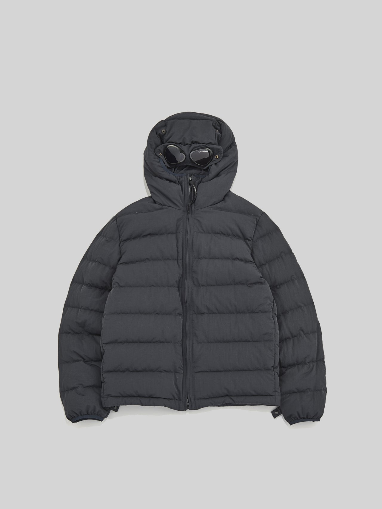 eYe ジュンヤ ワタナベ マンとC.P.COMPANY(シーピー・カンパニー)の黒いコラボダウンジャケットのインナーダウン