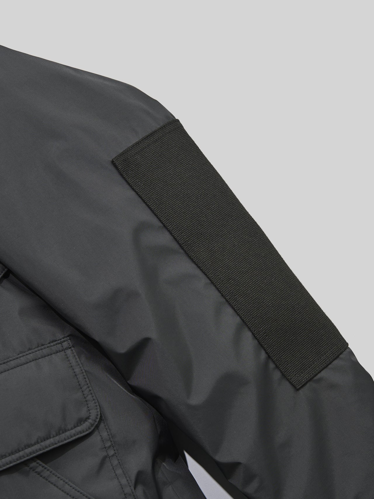 eYe ジュンヤ ワタナベ マンとザ・ノース・フェイスの黒いコラボダウンジャケットの腕切り替え