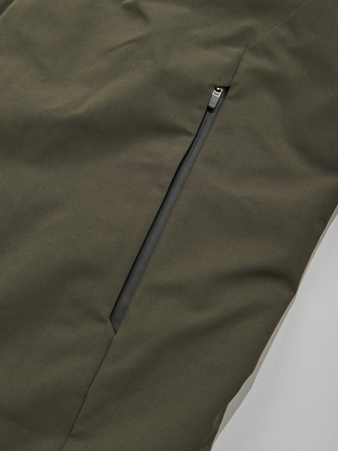 ユニクロで買うべき最強ダウン①「ハイブリッドダウンコート」のサイドジップ