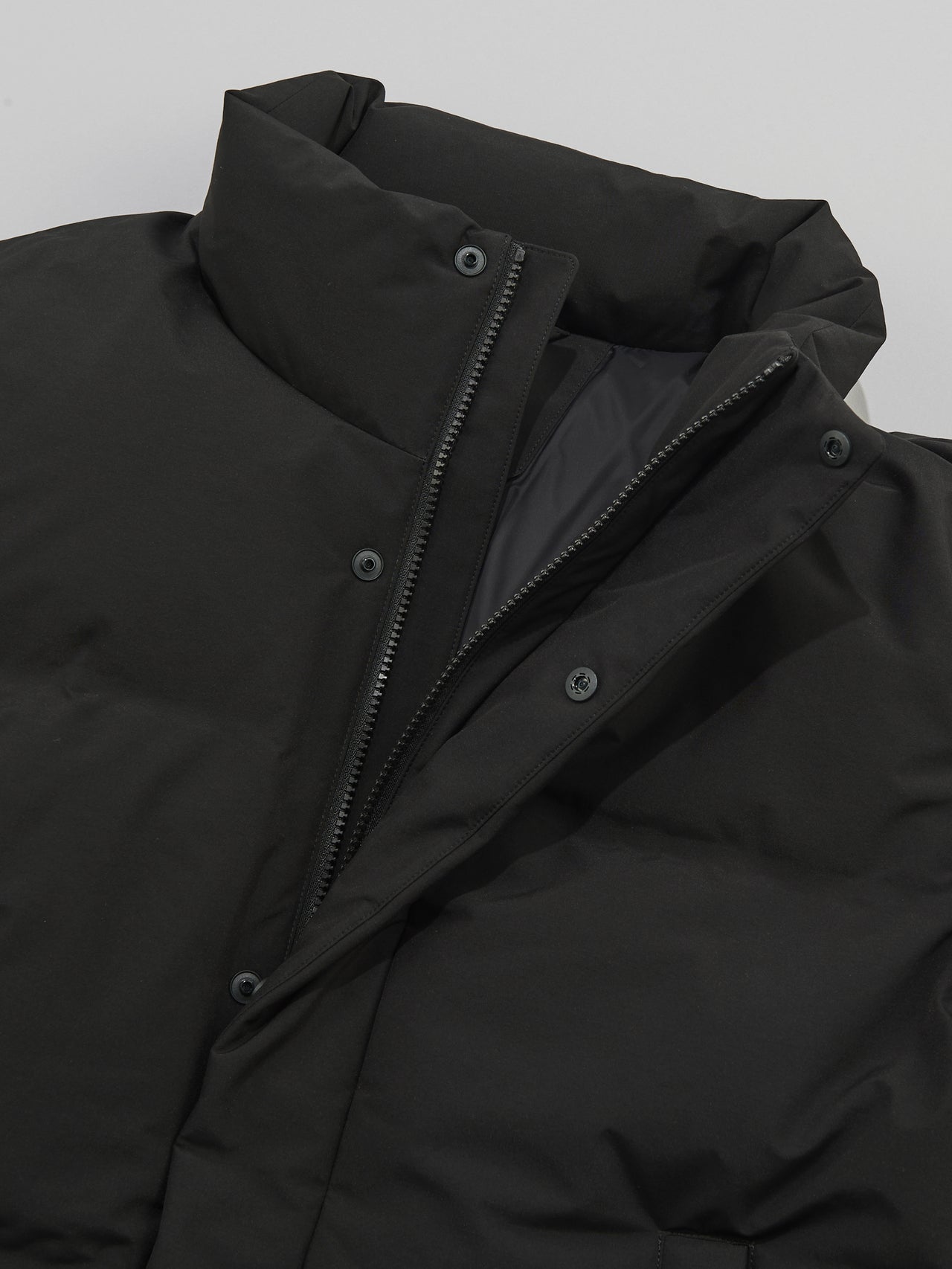 ユニクロで買うべき最強ダウン④シームレスダウンジャケットのフロントジップ