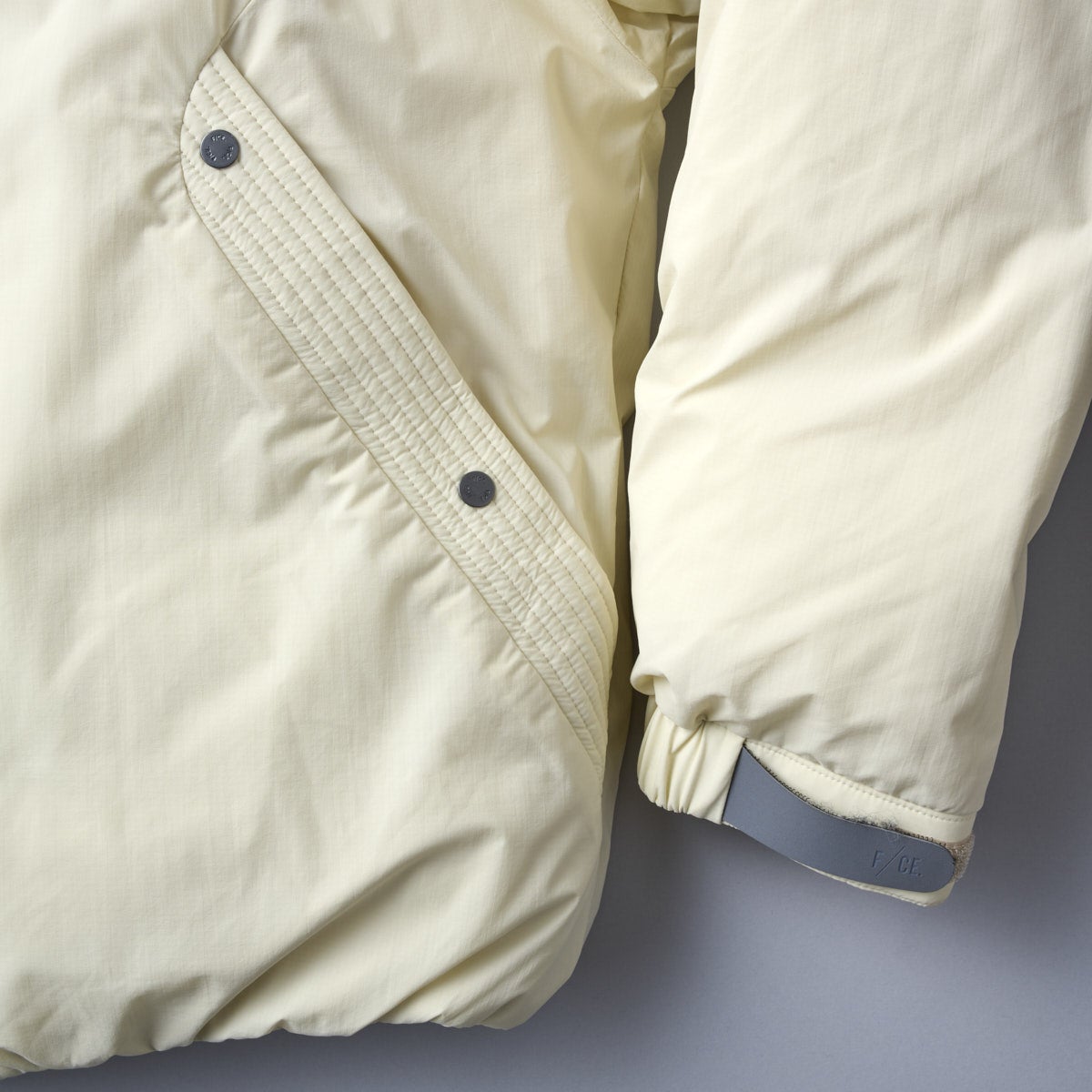 ナンガの新作ダウン ダウンジャケット(エフシーイー×ナンガ) 袖