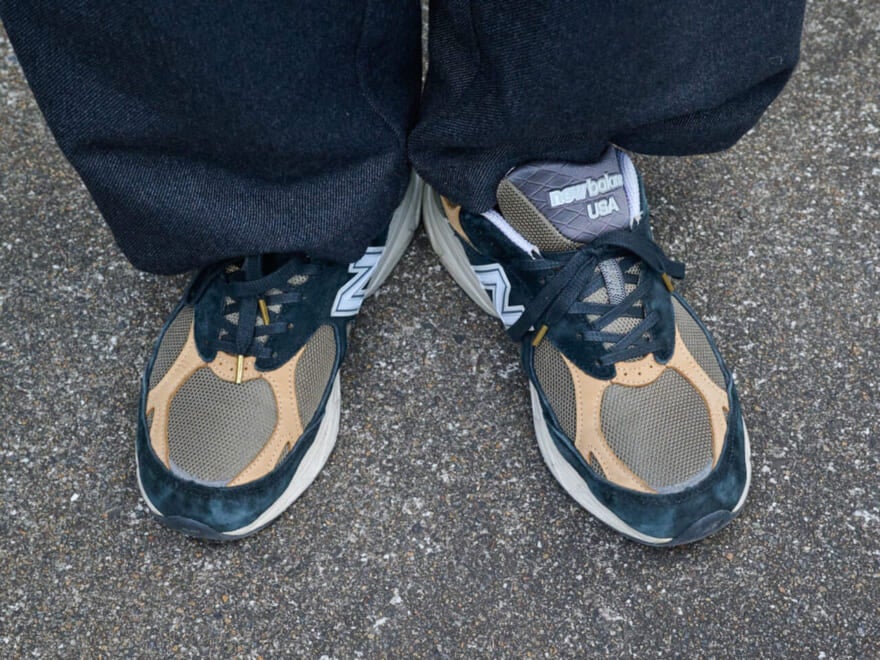 スニーカースナップ_ニューバランスのスニーカー990V3俯瞰