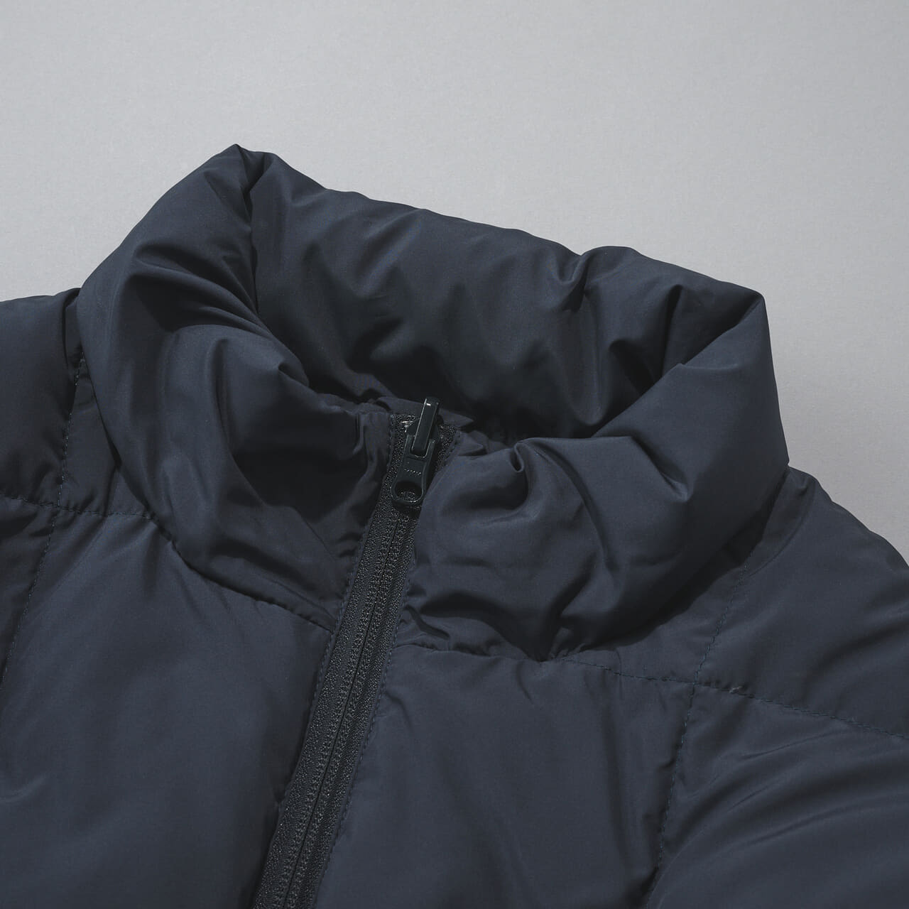 タイオンのダウン ルームダウン 超軽量 800FP リラックス ルームダウンジャケットのネック