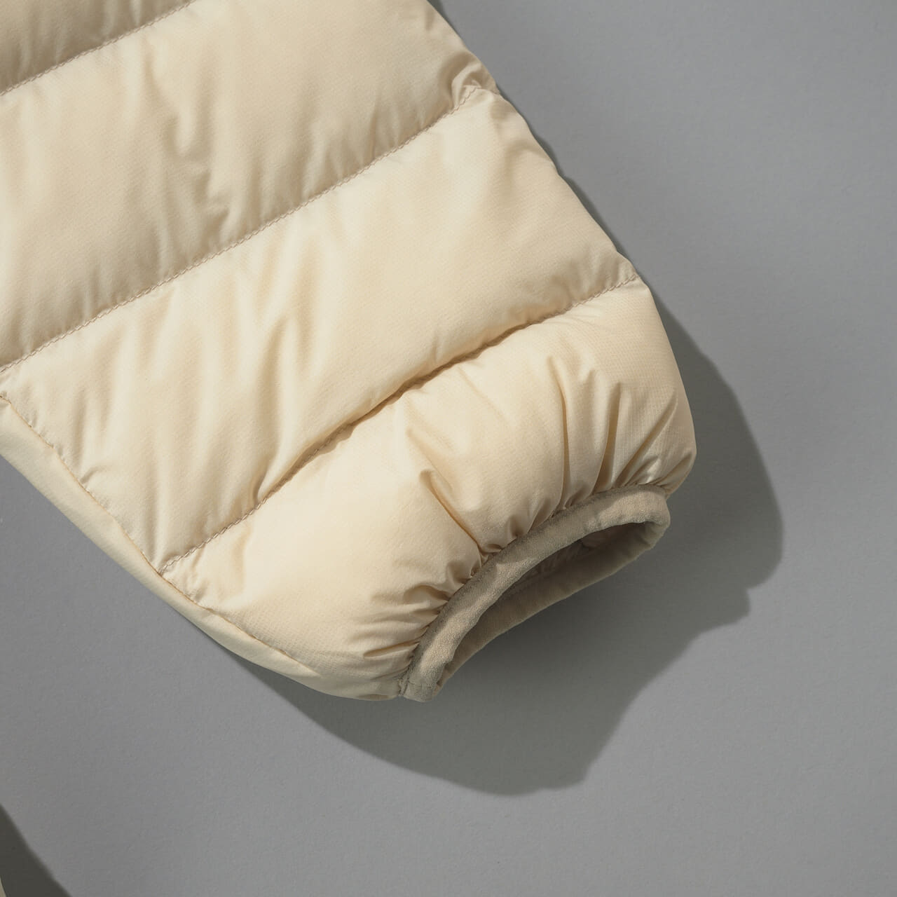 オークリーのダウン Snowbound Pkble Down Puffy Jacketの袖