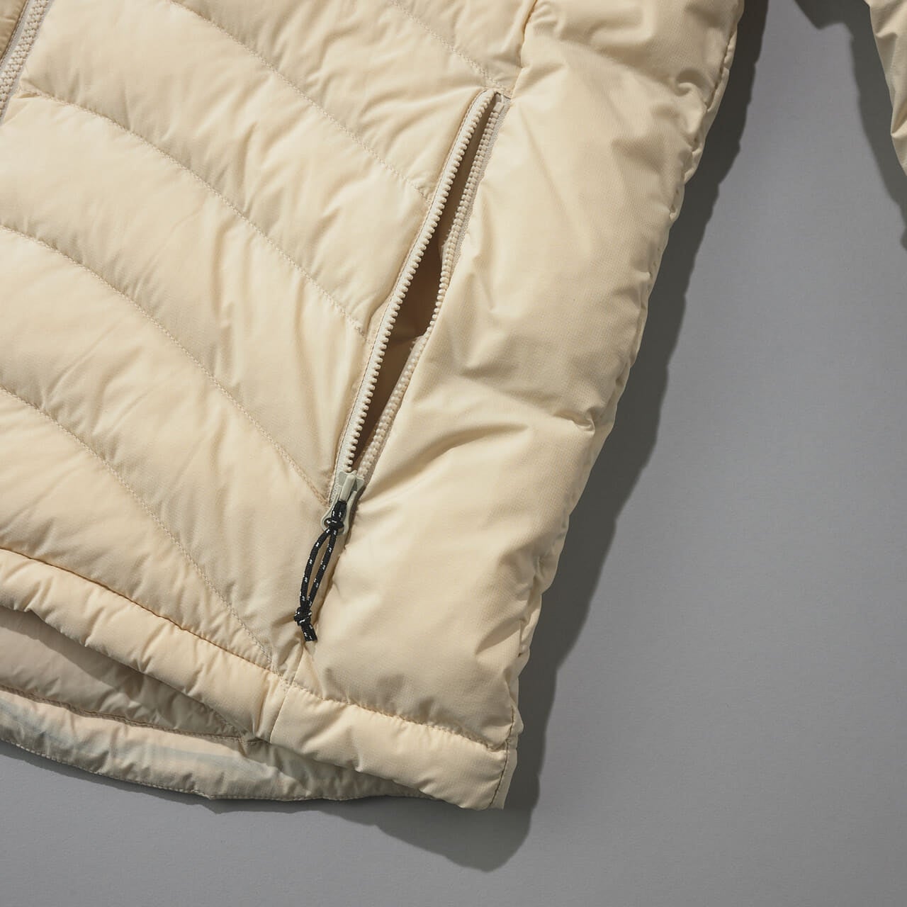 オークリーのダウン Snowbound Pkble Down Puffy Jacketのサイドポケット