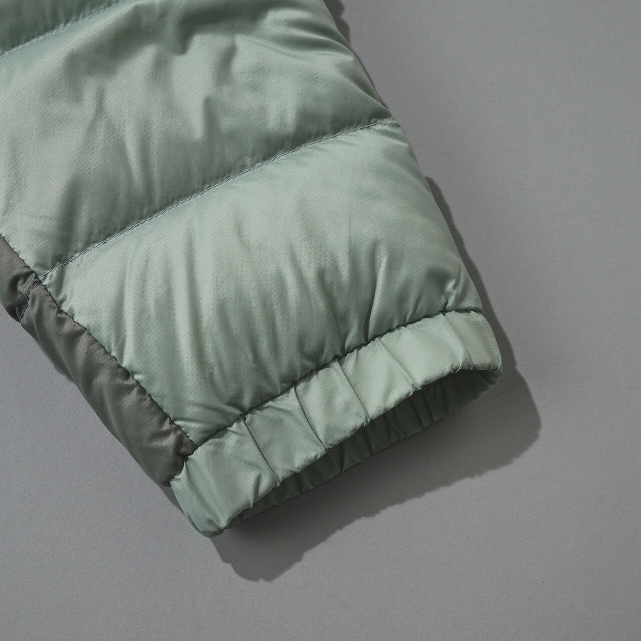 マーモットのダウン750FP Prime Down Jacketの袖