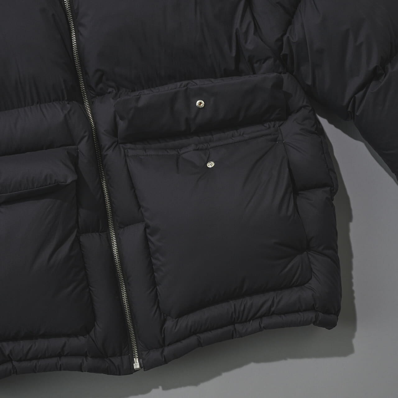 オーラリーの新作黒ダウン/SUPER LIGHT NYLON RIPSTOP DOWN BLOUSONのフラップポケット
