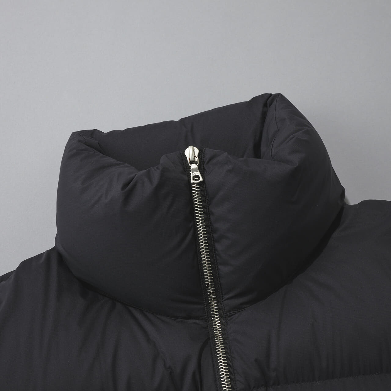 オーラリーの新作黒ダウン/SUPER LIGHT NYLON RIPSTOP DOWN BLOUSONのネック