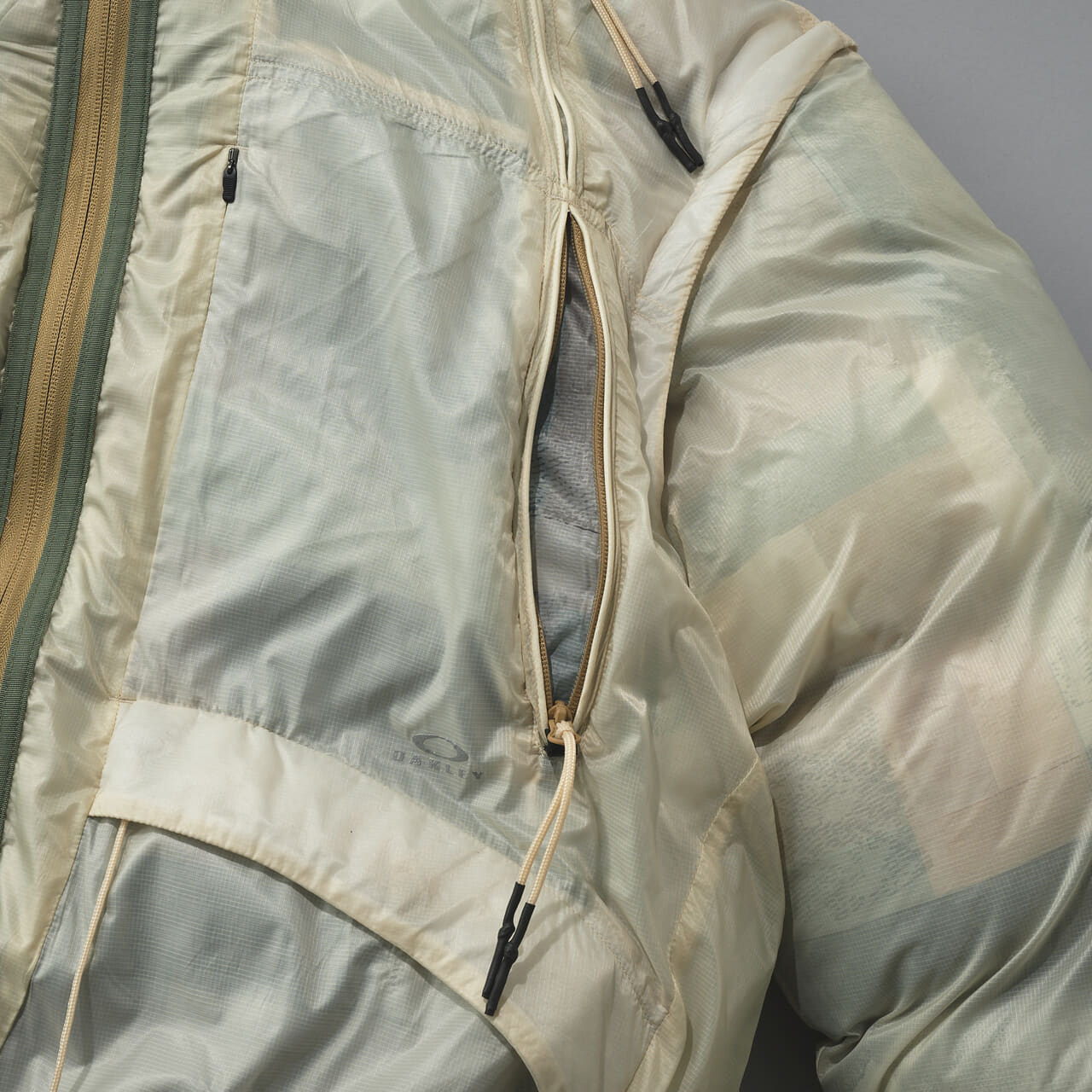 オークリーのダウン/Latitude Soar Puffer Jackettのポケット