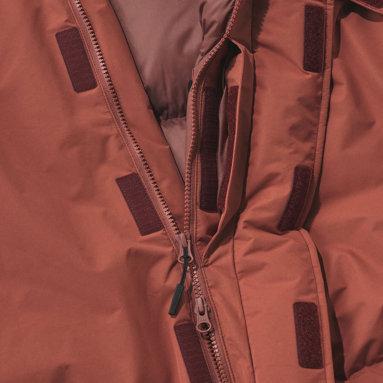 黒じゃないゴアテックスダウンジャケット Mammoth Down Parka(マンモスダウンパーカ) ファスナー