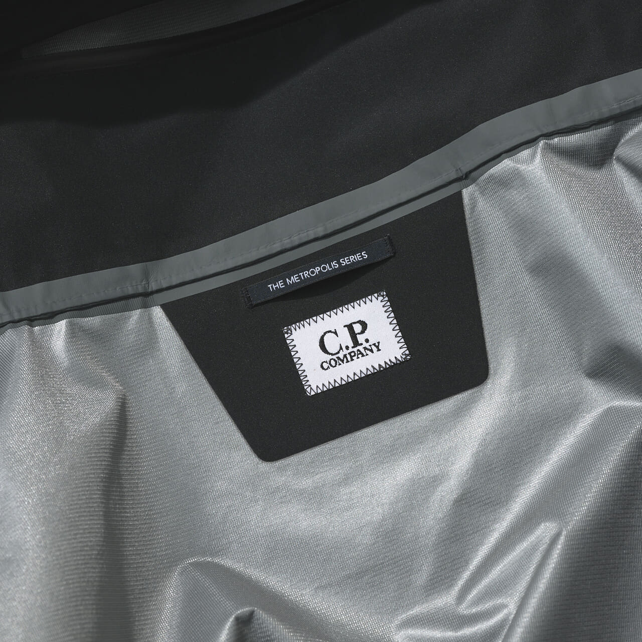 シーピーカンパニー Metropolis Series WINDSTOPPER® by GORE‑TEX LABS Hooded Jacket 黒 ゴアテックス ダウン ロゴ