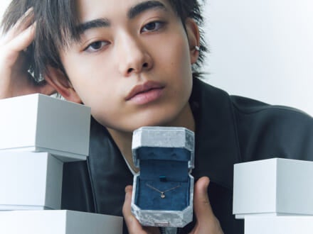 豊田裕大と「4℃」で探すホリデーギフト。季節限定コレクション、馬蹄モチーフ、誕生石、ペアジュエリー…最高の笑顔を、キミに!