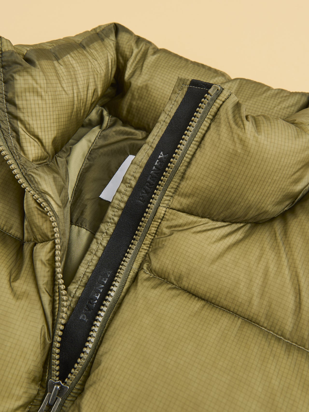 ピレネックスの新作ダウン「SHIFT RIPSTOP」ネック