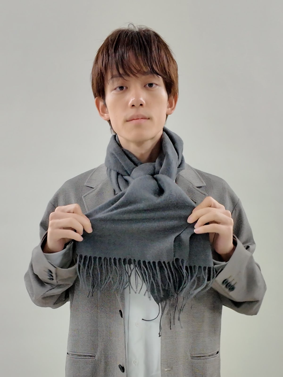 マフラーの正しい巻き方/ミラノ巻き(ピッティ巻き)編 先端をキレイに整える