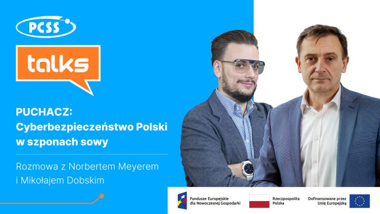 Grafika podzielona pionowo na dwie części. Po lewej stronie, na niebieskim tle, znajdują się logotypy: biały owal z napisem PCSS oraz pomarańczowy dymek dialogowy z napisem „talks”. Poniżej widnieje biały tytuł: „PUCHACZ: Cyberbezpieczeństwo Polski w szponach sowy” oraz informacja: „Rozmowa z Norbertem Meyerem i Mikołajem Dobskim”. Po prawej stronie, na jasnym tle, widnieją portrety dwóch mężczyzn w marynarkach: jeden z krótką brodą i okularami, drugi bez okularów, obaj patrzą w stronę odbiorcy.