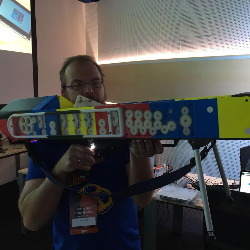 Tonnen von Papierfliegern aus der Kanone