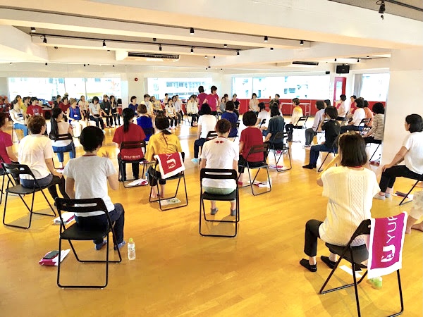 姿勢と歩き方の講義を行うノリコと、真剣に耳を傾ける受講生たちの講座風景。