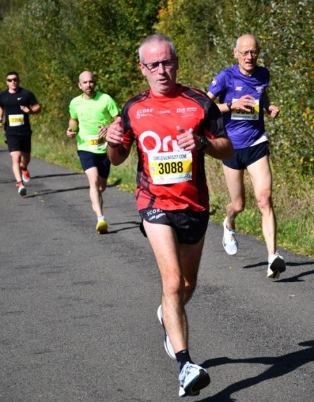 While my hamstring did not protest and the brand new Vaporfly presumably helped, albeit missing stability, this proved another tough Argentan half. If reaching my initial goal of keeping a 4:30 pace. The race indeed took place while Storm Amy was hitting Britain and Scandinavia, its tail brushing Normandy and Argentan with gusts of wind up to 70hm/h. Fortunately, the route was first in the direction of the wind and only after the 15th K did the wind become a real problem. By then, I had recovered from stomach issues (as I should know by now, never have an energy cream before a race!) and managed to keep a modest 4'40 till the end. Funny enough the runner in red shared my name and had many local friends shouting our name during the early stages of the race. But he did not keep up and finished 100th.